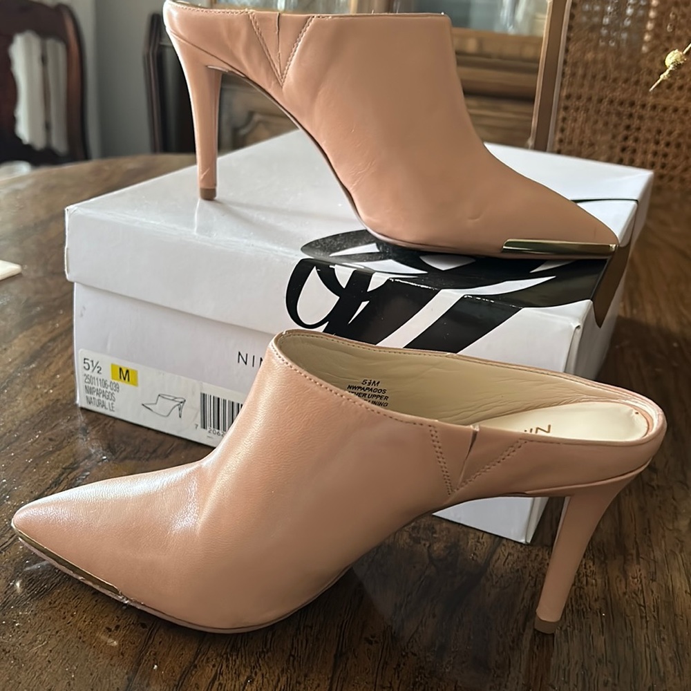 Camel backless pumps